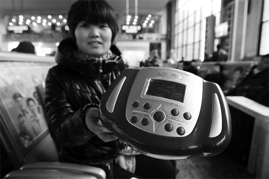 火車站候車室，李女士向記者展示她準備孝敬父母的按摩儀