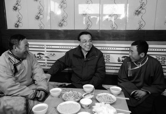 今年2月4日，李克強(qiáng)來(lái)到內(nèi)蒙古興安視察，與村民們拉家常