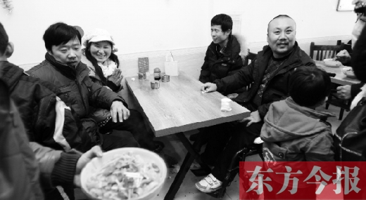 1月26日，坐著輪椅的袁海軍再次出現(xiàn)在李剛的面館，這次和他同來的是他的3位殘疾人朋友