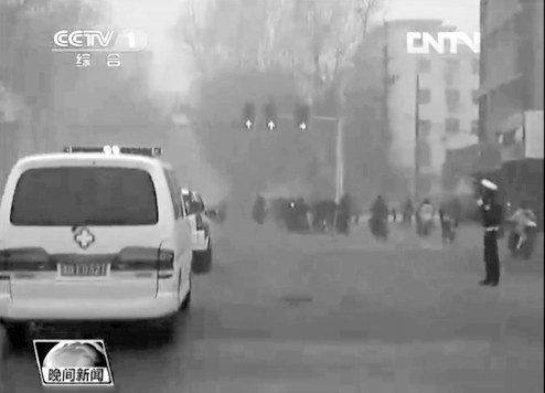 正值上下班高峰，交警調(diào)信號燈分流車輛
