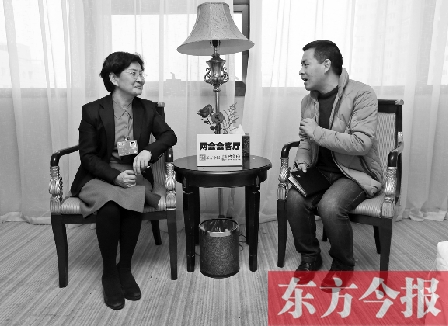 全國人大代表、省文化廳廳長楊麗萍（左）在接受“兩會會客廳”采訪