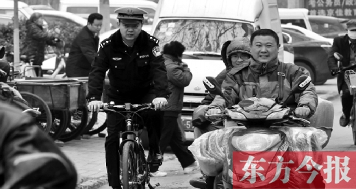 為了倡導(dǎo)綠色出行，鄭州市交警三大隊(duì)民警以身作則騎自行車上下班