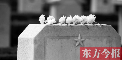 清明假期里，各界人士來到鄭州烈士陵園，緬懷先烈。一座無名烈士的墓碑上，擺放著人們帶來的白花