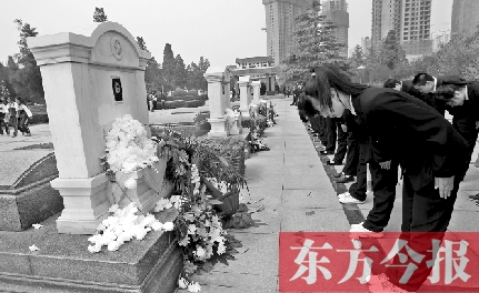 清明節(jié)，鄭州烈士陵園。學(xué)生在吉鴻昌烈士墓前鞠躬致禮