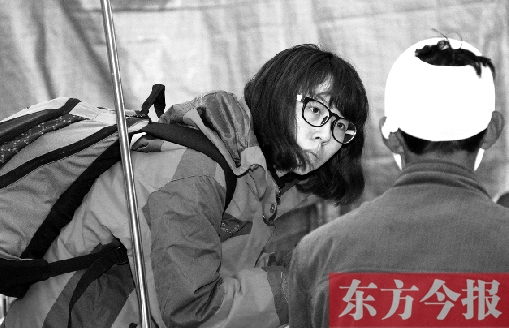 東方今報(bào)記者李娟娟正在了解災(zāi)區(qū)傷員的需求 東方今報(bào)記者李娟娟正在了解災(zāi)區(qū)傷員的需求