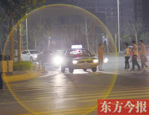 昨晚，鄭州火車東站，一些出租車?？吭诼愤?，見到行人不時主動搭訕 東方今報(bào)暗訪組 攝