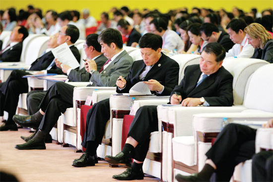 在推介會上，省長謝伏瞻（前排右二）在認(rèn)真記錄嘉賓的發(fā)言