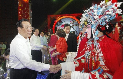 頒獎(jiǎng)晚會(huì)結(jié)束后，王剛（左一）、郭庚茂（左二）、謝伏瞻（左三）上臺(tái)和演職人員握手