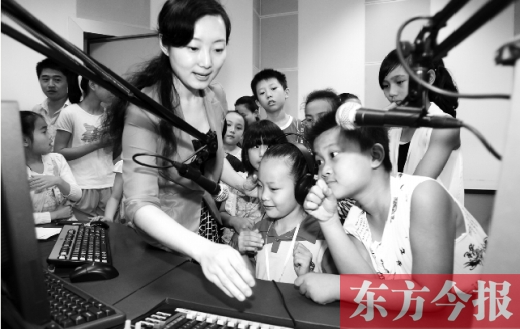 河南廣電全媒體小記者參觀河南電臺教育廣播樂活1066，體驗(yàn)當(dāng)主持人的樂趣