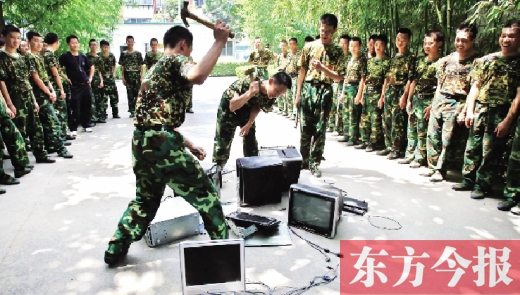 為了讓孩子表達(dá)戒除網(wǎng)癮的決心，學(xué)校組織孩子親手砸毀電腦