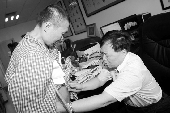 昨天，陜西西安第四軍醫(yī)大學唐都醫(yī)院骨腫瘤專家范清宇教授（右）在為李剛做檢查