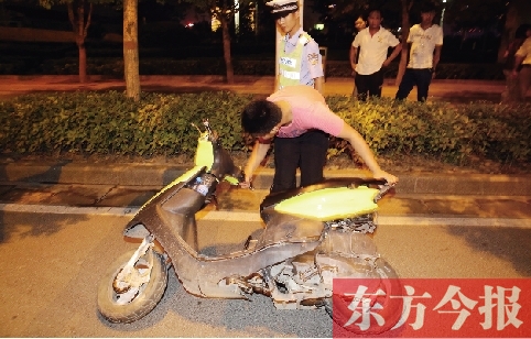 7月9日夜，鄭東新區(qū)街頭，鄭州市交巡警六大隊(duì)民警查住一輛“炸街”摩托車