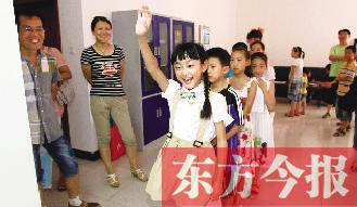 成長訓練營面試在東方今報發(fā)行中心舉行。圖為面試現(xiàn)場