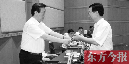 省人大常委會主任郭庚茂向有關(guān)被任命人員頒發(fā)了任命書。圖為新任省發(fā)改委主任孫廷喜在接受任命書