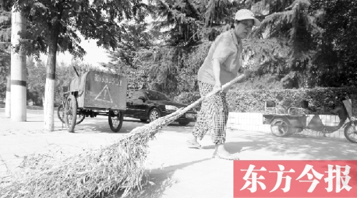 昨天下午4點(diǎn)，新鄭市溱水路，64歲的陳明花正在打掃衛(wèi)生，這一段曾是靳春波負(fù)責(zé)的路段