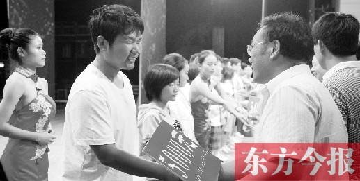 8月25日，河南電視臺(tái)8號(hào)演播廳，寒門學(xué)子每人拿到了5000元助學(xué)金