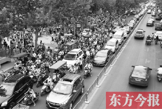鄭州市城東路上，因?yàn)楦浇鼉伤W(xué)開(kāi)學(xué)，造成交通大擁堵