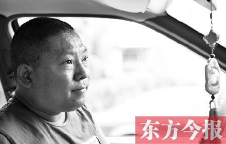 鄧太和帶父親去看病，兩天都沒打開過出租車后備廂