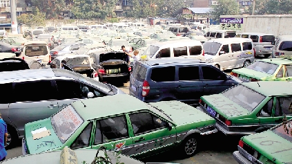 國慶期間，鄭州市客運(yùn)管理處查處的大批非法營運(yùn)車輛