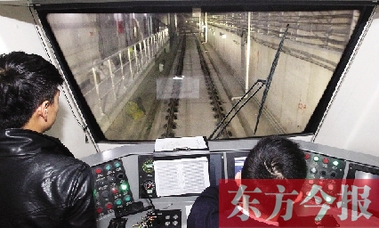 為了地鐵一號線在年底按期投入試運營，大家正在緊張調試