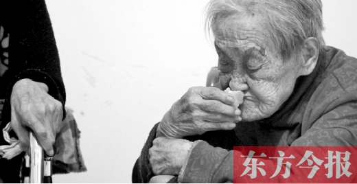 在鄭州惠濟(jì)區(qū)紅樹(shù)林老年療養(yǎng)院內(nèi)，一位老人在吃蛋糕