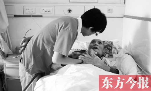 10月11日，鄭州愛馨養(yǎng)老集團。護工對老人無微不至地關(guān)懷照顧