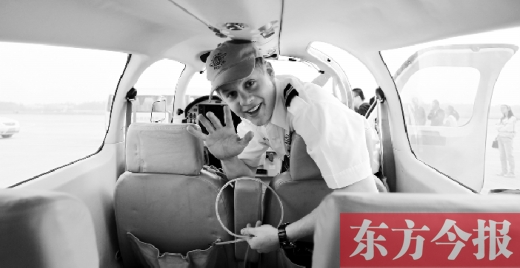 “歡呼”降落鄭州國際機(jī)場，杰克透過舷窗向人們打招呼