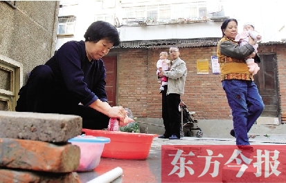 停水期間，一個水龍頭，12戶居民交替使用