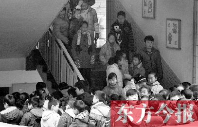 某小學(xué)的學(xué)生走下樓梯放學(xué)。2013年年底前，河南省將掛牌督導(dǎo)覆蓋所有中小學(xué)校。