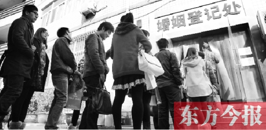 昨日，鄭州市中原區(qū)婚姻登記處等待“領(lǐng)證”的情侶們將隊(duì)伍延伸至辦事大廳大門外