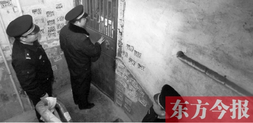 12月3日，鄭州市隴海路。執(zhí)法人員欲進入一戶未辦狗證的居民家中，強行將狗帶走