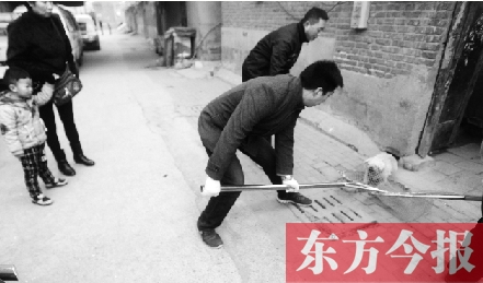 12月3日，鄭州市隴海路。執(zhí)法人員對一只“辦了證卻不系繩”的狗進行捕捉