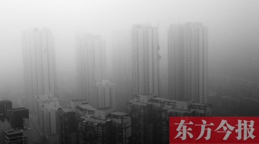 昨天早上，鄭州氣象臺發(fā)布大霧紅色預警，在霧霾籠罩下，鄭州市區(qū)的高樓大廈隱約可見