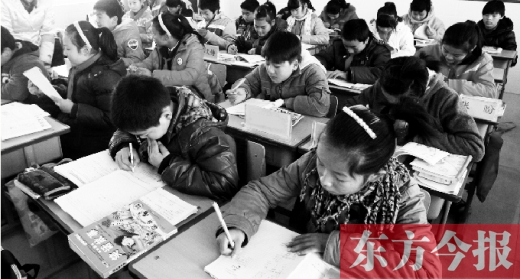一所學(xué)校的學(xué)生們?cè)谏险n中。鄭州、新鄉(xiāng)成為國(guó)家中小學(xué)教育質(zhì)量綜合評(píng)價(jià)改革實(shí)驗(yàn)區(qū)