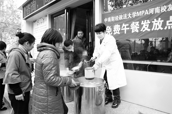 鄭州市經(jīng)一路和緯五路交叉口，免費(fèi)午餐吸引了很多人排隊(duì)
