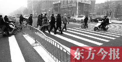 昨日，鄭州市建設路百花路口，馬路斑馬線被交通護欄隔斷