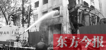 昨天早上8點(diǎn)半，鄭州市農(nóng)業(yè)路一拆遷工地，用兩臺(tái)噴水車噴水除塵，有效地阻止了施工揚(yáng)塵