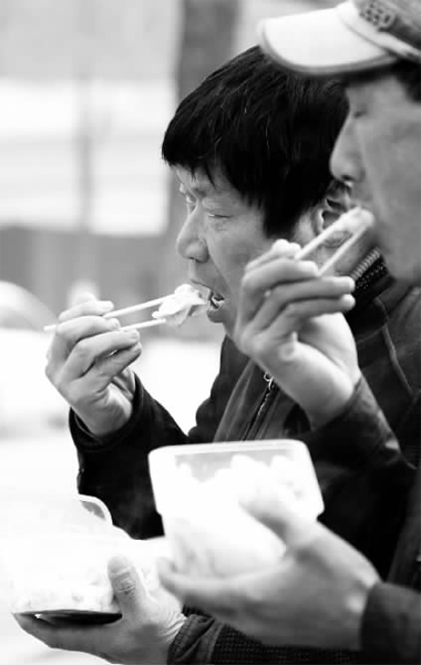 昨天，幾十名網(wǎng)友響應(yīng)王孝力的號(hào)召，送餃子給鄭州市南陽(yáng)路立交橋下的務(wù)工人員