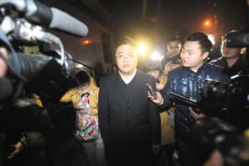 1月15日，重慶，庭審結(jié)束，張貴英的辯護(hù)律師接受媒體采訪。