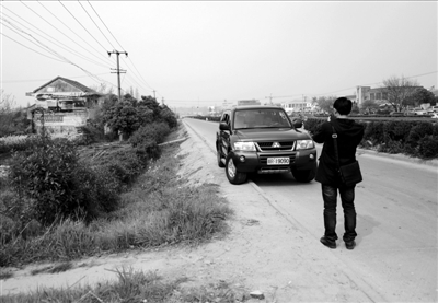 3月30日，一輛用來(lái)掃墓的軍車停放在合肥市小蜀山公墓附近。新華社發(fā)
