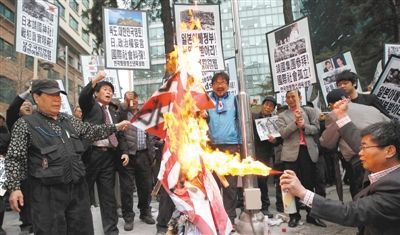  25日，首爾，韓國民眾舉行集會，抗議日本首相安倍晉三否認(rèn)侵略歷史、袒護(hù)內(nèi)閣大臣參拜靖國神社。