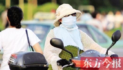 　昨日，鄭州街頭，一些女士全副“捂”裝，只為防暑防曬