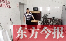 男廁中擺放的電視機(jī)、柜子、自行車等物品