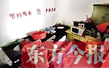 廁所進(jìn)門中廳，擺放著灶臺(tái)、餐桌、床鋪等，乍一看像個(gè)客廳