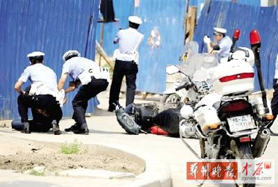 　一名歹徒被抓獲，另一名歹徒持槍劫持了一名門衛(wèi)。