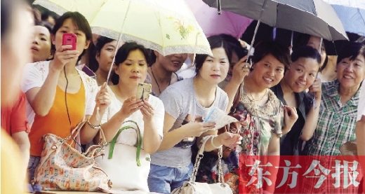 7月6日，鄭州市文化路省實(shí)驗(yàn)中學(xué)小升初測評點(diǎn)，家長們聚集在一起，焦急地等待自己的孩子走出考場 劉棟杰