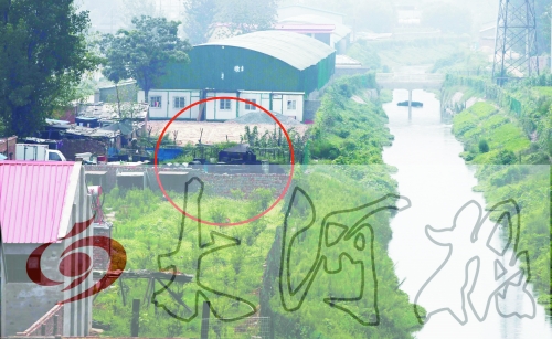 　彩虹橋西南側(cè)有一個大型地溝油加工窩點(diǎn)，廢水流入旁邊的排水渠。
