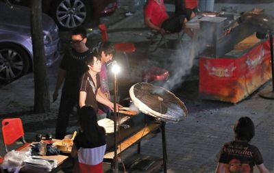 7月4日，青年路國(guó)美第一城小區(qū)附近的夜市臨街露天燒烤攤。