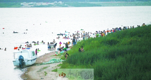 龍湖成為“第一浴場(chǎng)”，對(duì)市民是堵還是疏值得探討。