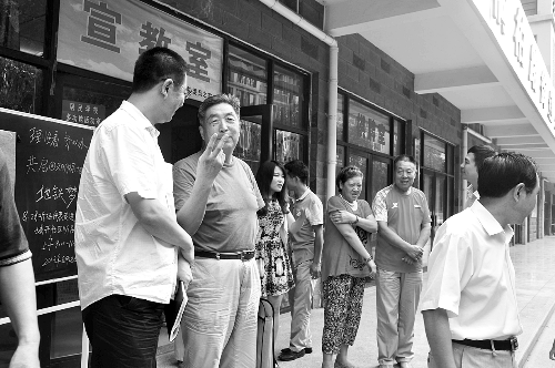 盧法舜（左二）伸出兩根手指，建議實(shí)行2元通票制。